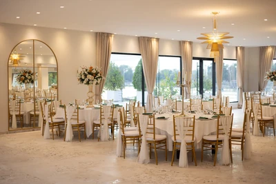 Round-table layout at Easy wedding restaurant