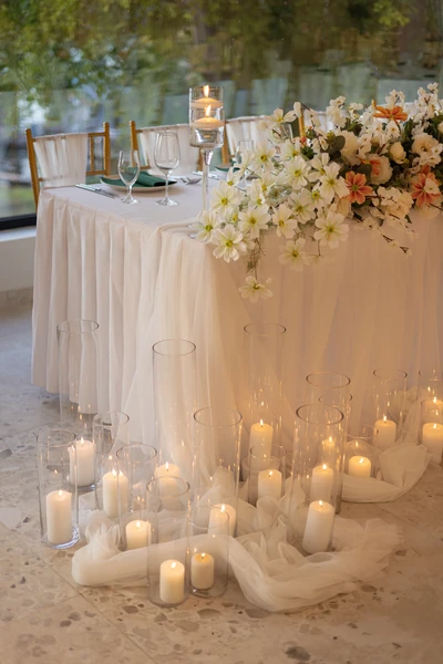 Floral decorations on the newlyweds’ table